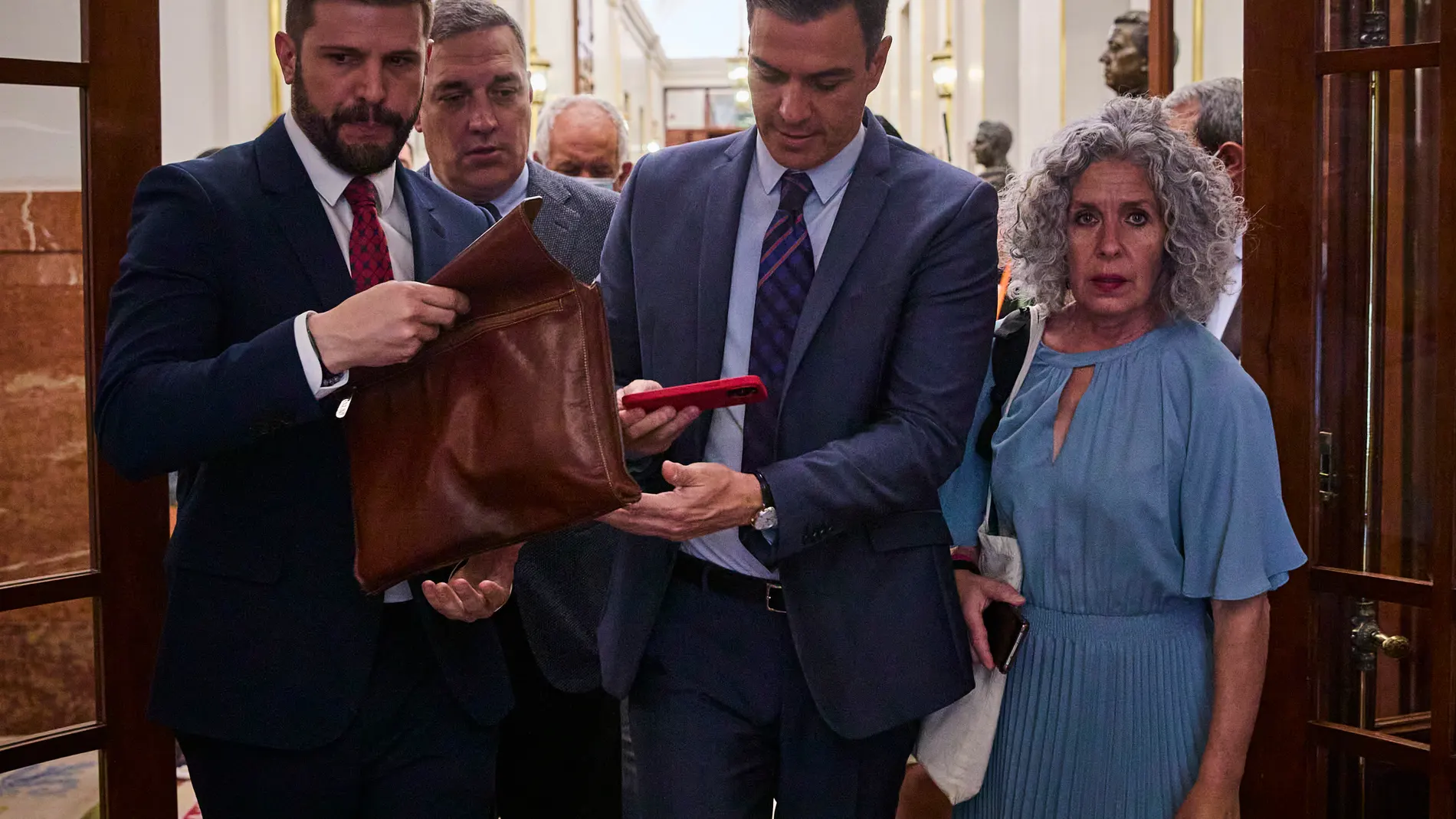 El presidente del Gobierno Pedro Sánchez con su teléfono movil interviene en la sesión de control al Gobierno celebrada este miércoles en el Congreso
