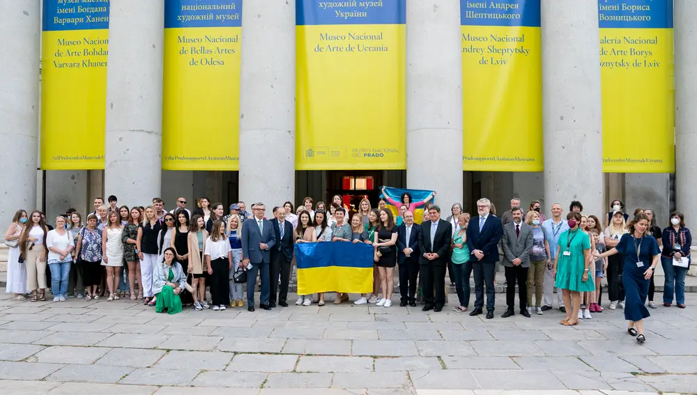 Foto de familia en la entrada del Museo del Prado donde hoy se homenajea a los museos de Ucrania organizado con motivo del Día Internacional de los Museos, en el Museo Nacional del Prado.