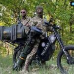 Una bicicleta eléctrica Delfast de fabricación ucraniana con dos soldados y un lanzamisiles Javelin
