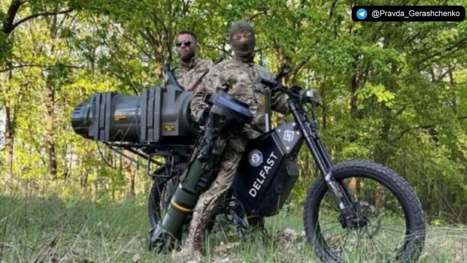Una bicicleta eléctrica Delfast de fabricación ucraniana con dos soldados y un lanzamisiles Javelin