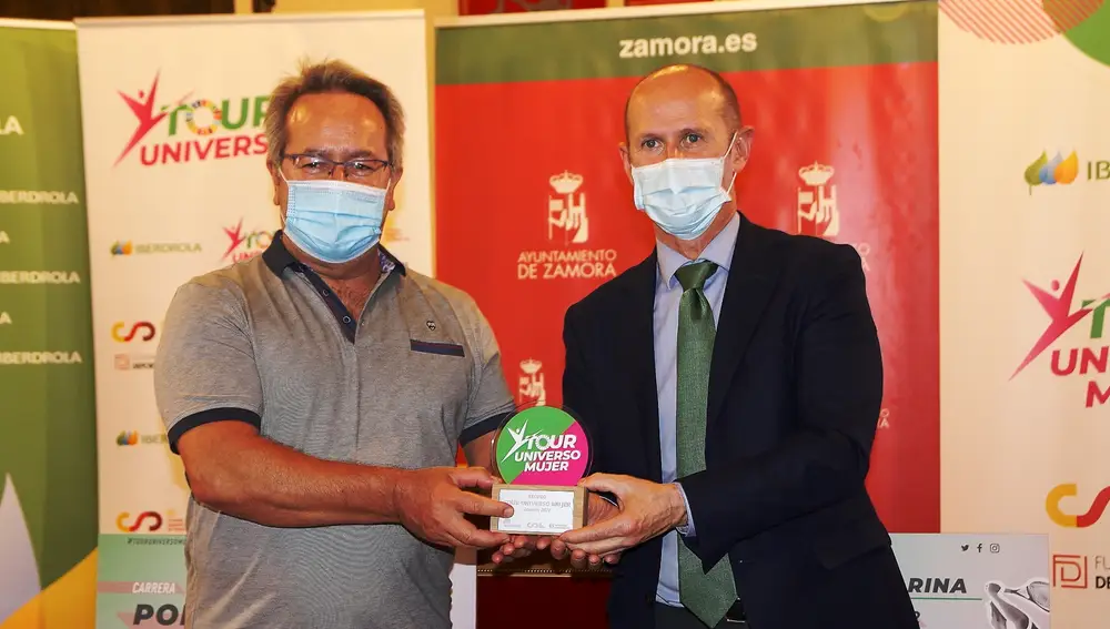 Francisco Guarido recibe de Miguel Calvo el galardón conmemorativo Iberdrola por acoger el Tour en la ciudad/ Ayto. Zamora