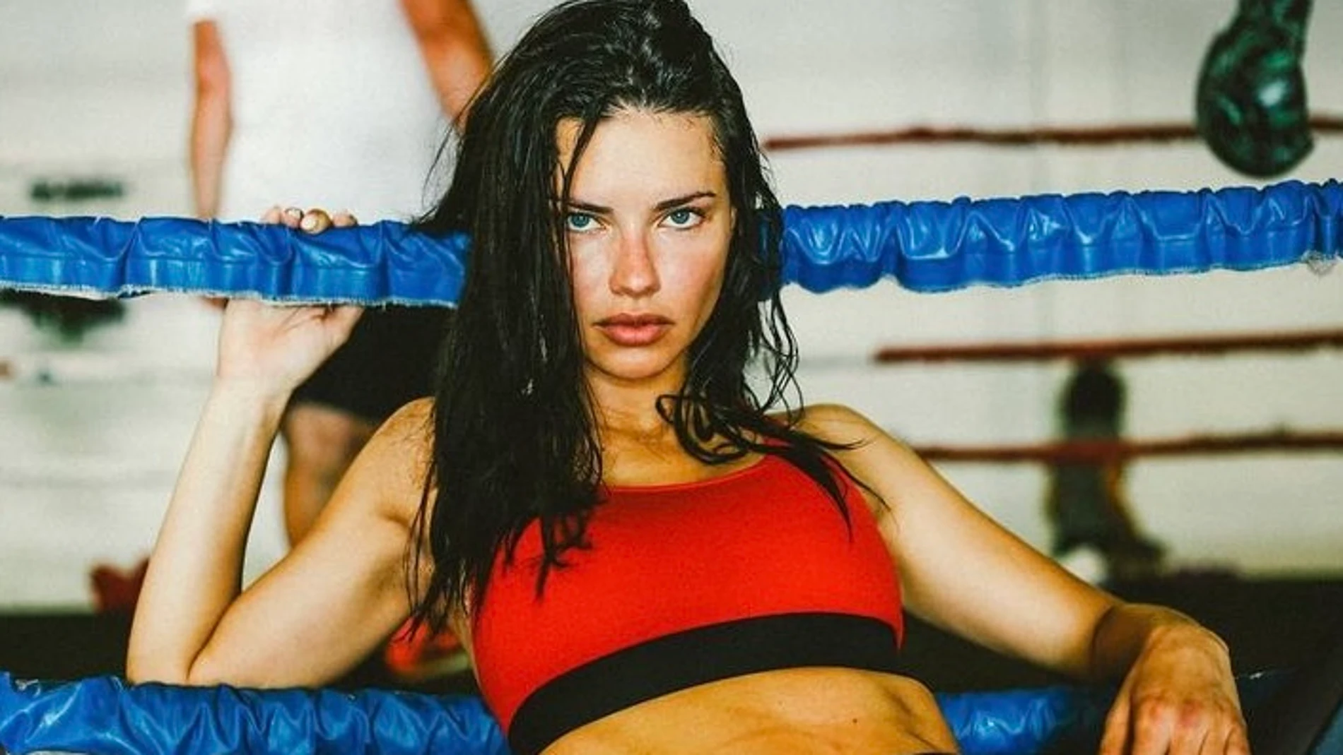 La modelo Adriana Lima practicando boxeo