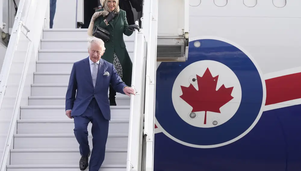 El príncipe Carlos y Camila de Cornualles a su llegada a Canadá