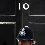 Un policía en la puerta del número 10 de Downing Street, residencia del primer ministro británico