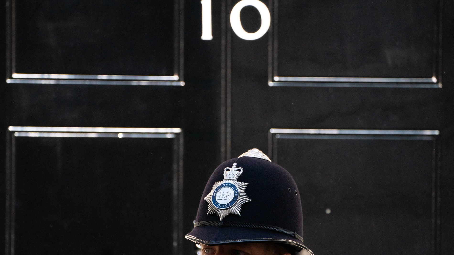 Un policía en la puerta del número 10 de Downing Street, residencia del primer ministro británico
