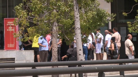 Casi un centenar de familiares de los 5 detenidos por la supuesta agresión sexual a dos niñas en la localidad valenciana de Burjassot en la puerta de los juzgados de la Ciudad de la Justicia de Valencia