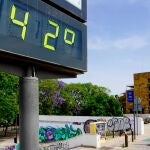 Un termómetro en el Puente del Cachorro marca 42 grados el pasado jueves en Sevilla