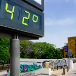 Un termómetro en el Puente del Cachorro marca 42 grados el pasado jueves en Sevilla