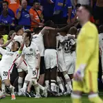 Los jugadores del Eintracht celebran el triunfo en la final