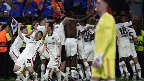 Los jugadores del Eintracht celebran el triunfo en la final