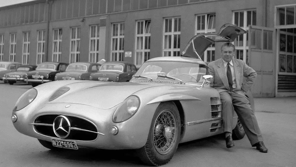 Rudolf Uhlenhaut con su Mercedes 300 SLR 1956