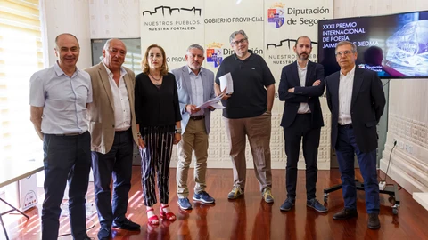 El vicepresidente de la Diputación de Segovia, José María Bravo, y los coordinadores del Premio Internacional de Poesía Gil de Biedma, Juan Manuel de Prada y María Antonia de Isabel Estrada, informan sobre los finalistas elegidos en la reunión del prejurado de la XXII edición