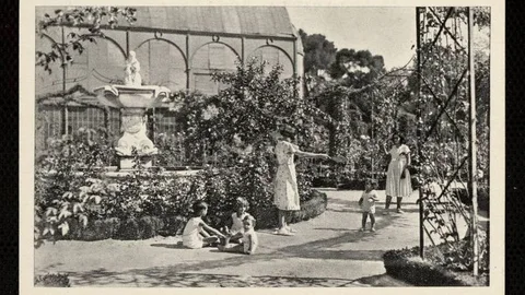 Imagen antigua de la Rosaleda del Retiro con la Estufa Fría
