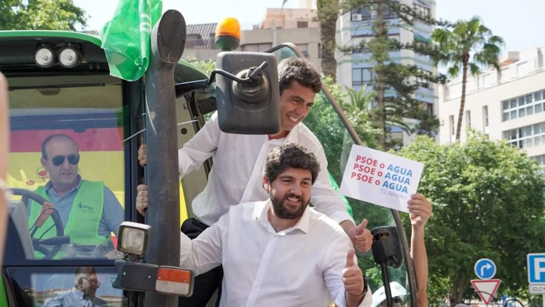 El presidente del PPCV, Carlos Mazón, y el presidente de la Región de Murcia, Fernando López Miras, durante la manifestación del martes en Alicante