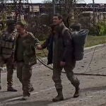 Soldados ucranianos abandonan Azovstal