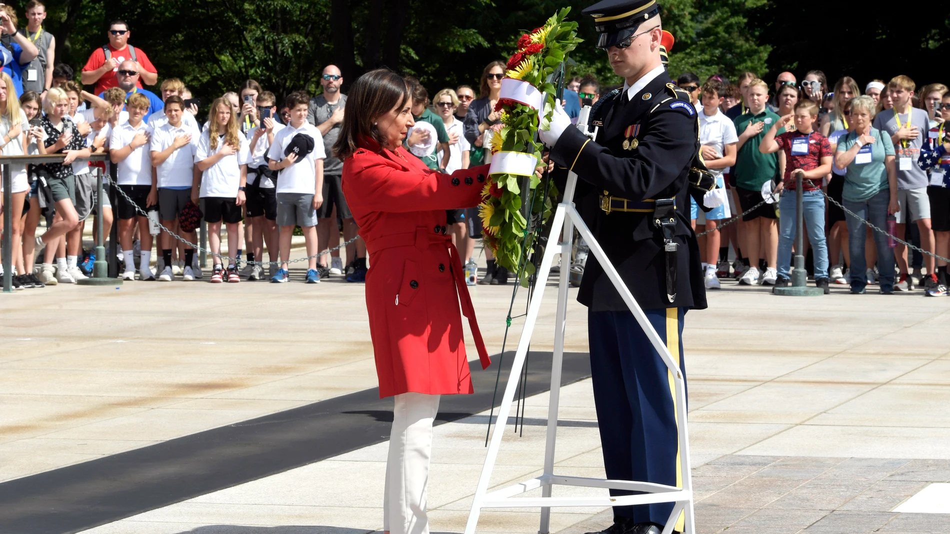 La ministra de Defensa, Margarita Robles, deposita una corona de flores en la tumba del soldado desconocido hoy jueves en el cementerio de Arlington