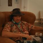 El actor Val Kilmer, en su estudio de California, con la electrolaringe que usa ahora para comunicarse