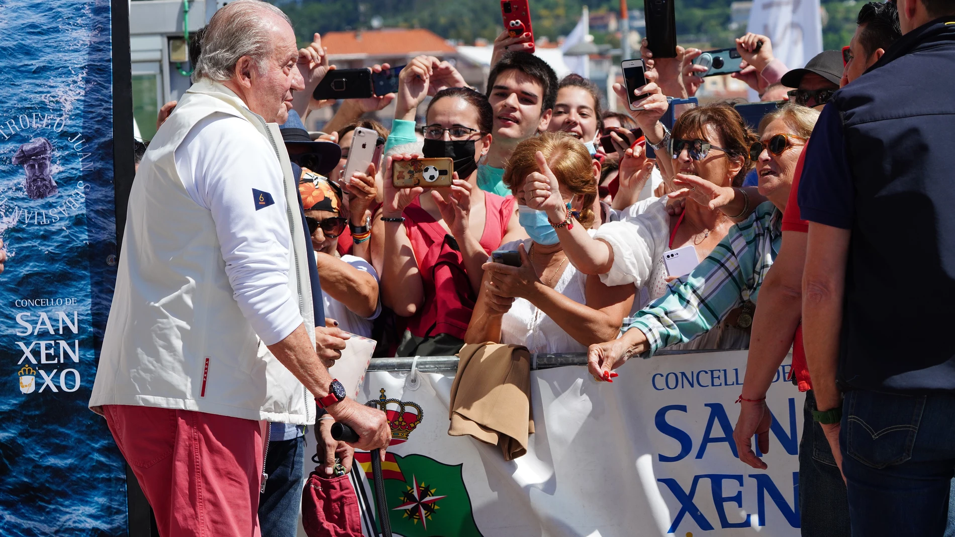 El Rey emérito a su llegada a la 3ª Regata del IV Circuito Copa de España 2022 clase 6m de vela, a 20 de mayo de 2022, en Sanxenxo, Pontevedra, Galicia (España).