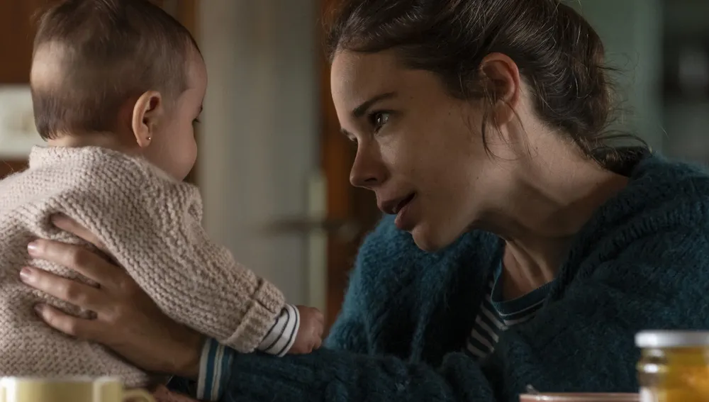 Amaia, el personaje al que da vida la actriz Laia Costa, mira con ternura a su hija en una escena de "Cinco lobitos"