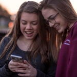 Estas chicas probablemente contestarían con “jajajaja” a lo que están leyendo