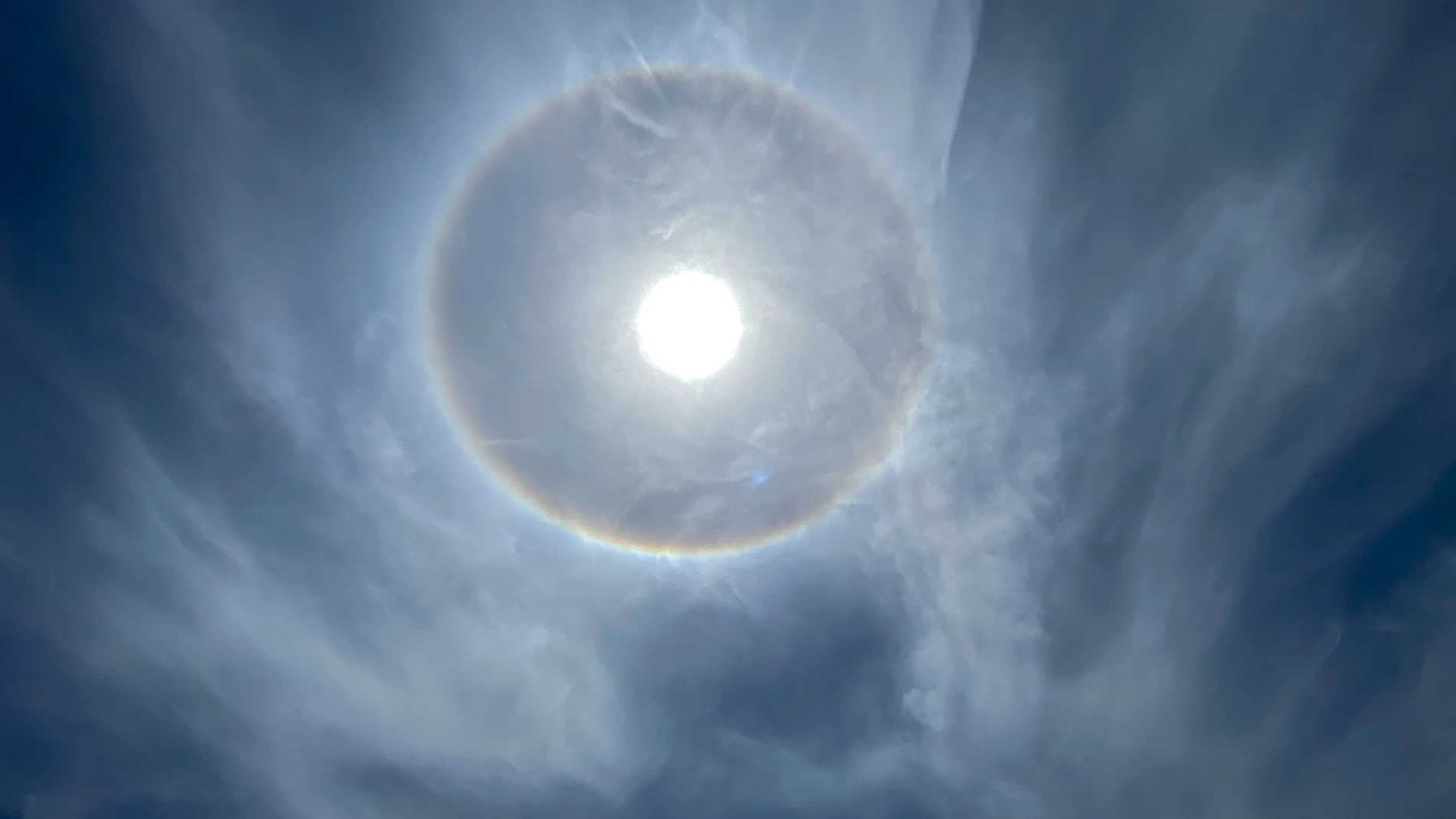 Detalle del halo solar producido por la luz del sol que atraviesa diminutos cristales de hielo que se encuentran suspendidos en la parte alta de la atmósfera, este viernes en Teruel.