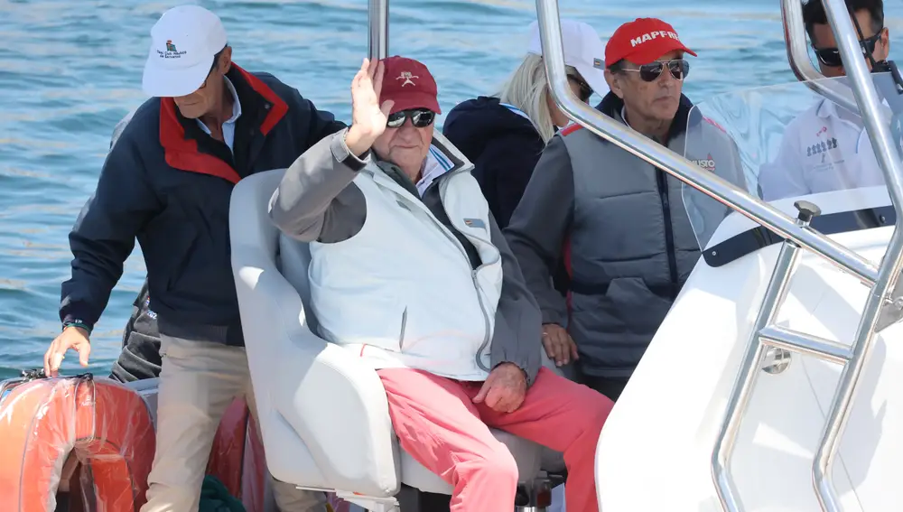 El Rey Juan Carlos y Pedro Campos en una embarcación auxiliar .