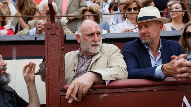 El chef José Andrés (i) asiste a la corrida de la Feria de San Isidro celebrada este viernes en la Plaza de Toros de Las Ventas. EFE/Juanjo Martín