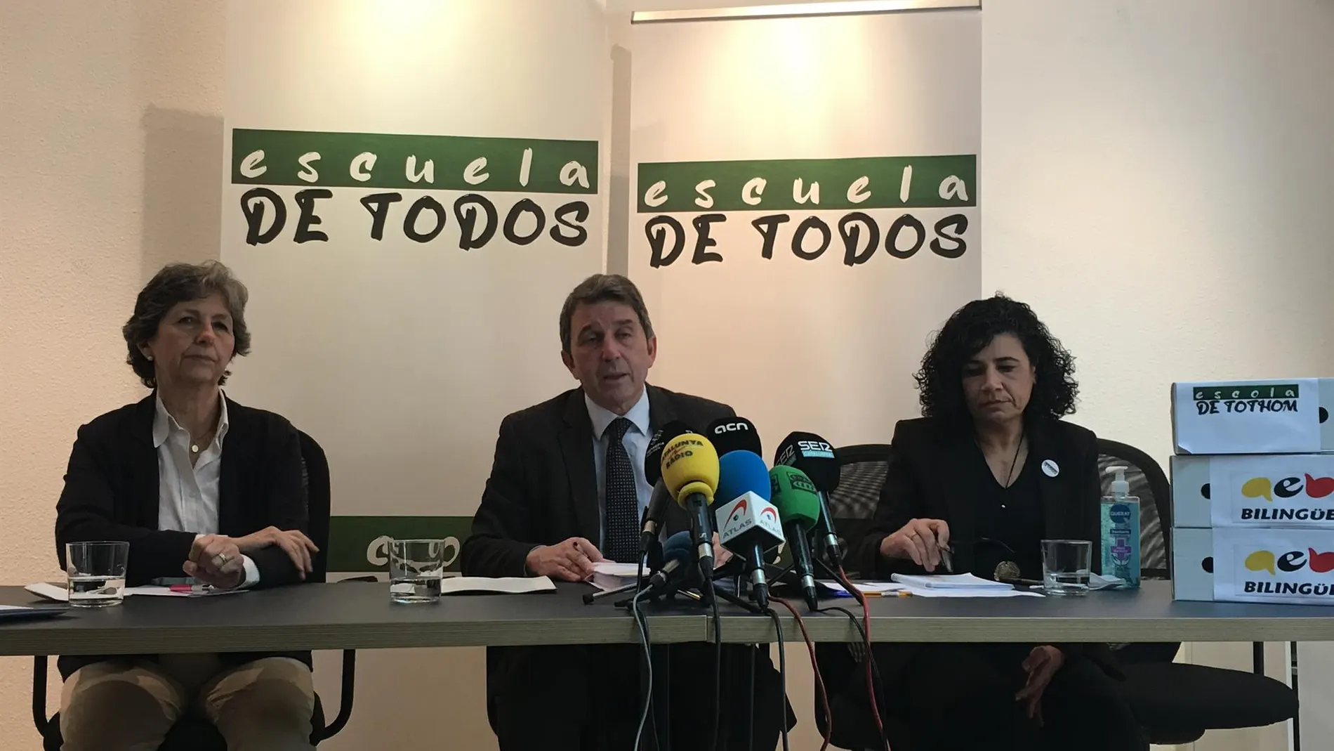 La vicepresidenta de SCC, Elda Mata, el presidente de IC, José Domingo, y la presidenta de la AEB, Ana Losada, en rueda de prensa