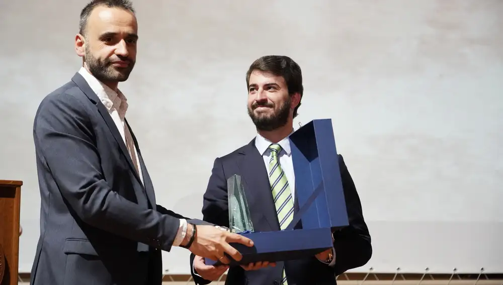 El vicepresidente de la Junta, Juan García-Gallardo, entrega el Premio Colmena 2022 a Pedro Lechuga, decano del Colegio Oficial de Periodistas de Castilla y León