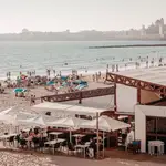 Un chiringuito en la playa de la Victoria de Cádiz