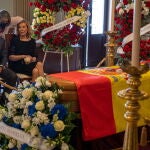 Conchita Spínola(d), esposa del torero fallecido, Miguel Baéz "Litri", acompañada de su hijo Miguel Baéz Spínola, en la capilla ardiente del torero instalada en el Ayuntamiento de Huelva