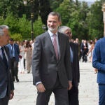 El rey Felipe a su llegada a la reunión anual del Consejo Científico del Real Instituto Elcano (RIE), este viernes en el Palacio Real de La Granja de San Ildefonso, en Segovia