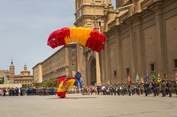 Paracaidistas de la Patrulla Acrobática del Ejército del Aire saltarán con la bandera de España