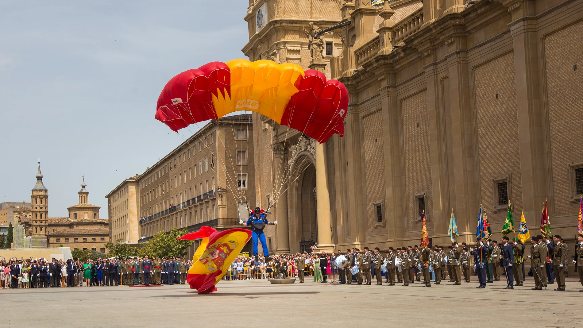Paracaidistas de la PAPEA se lanzan con una bandera de España de 54 metros cuadrados en la plaza del Pilar de Zaragoza