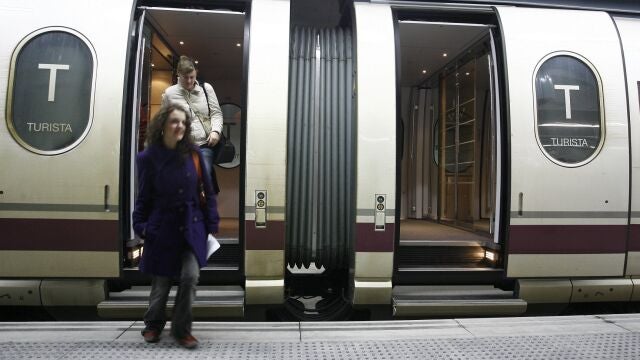 Una avería que afecta a sistema de electrificación interrumpe línea de Alta Velocidad Madrid-Barcelona
