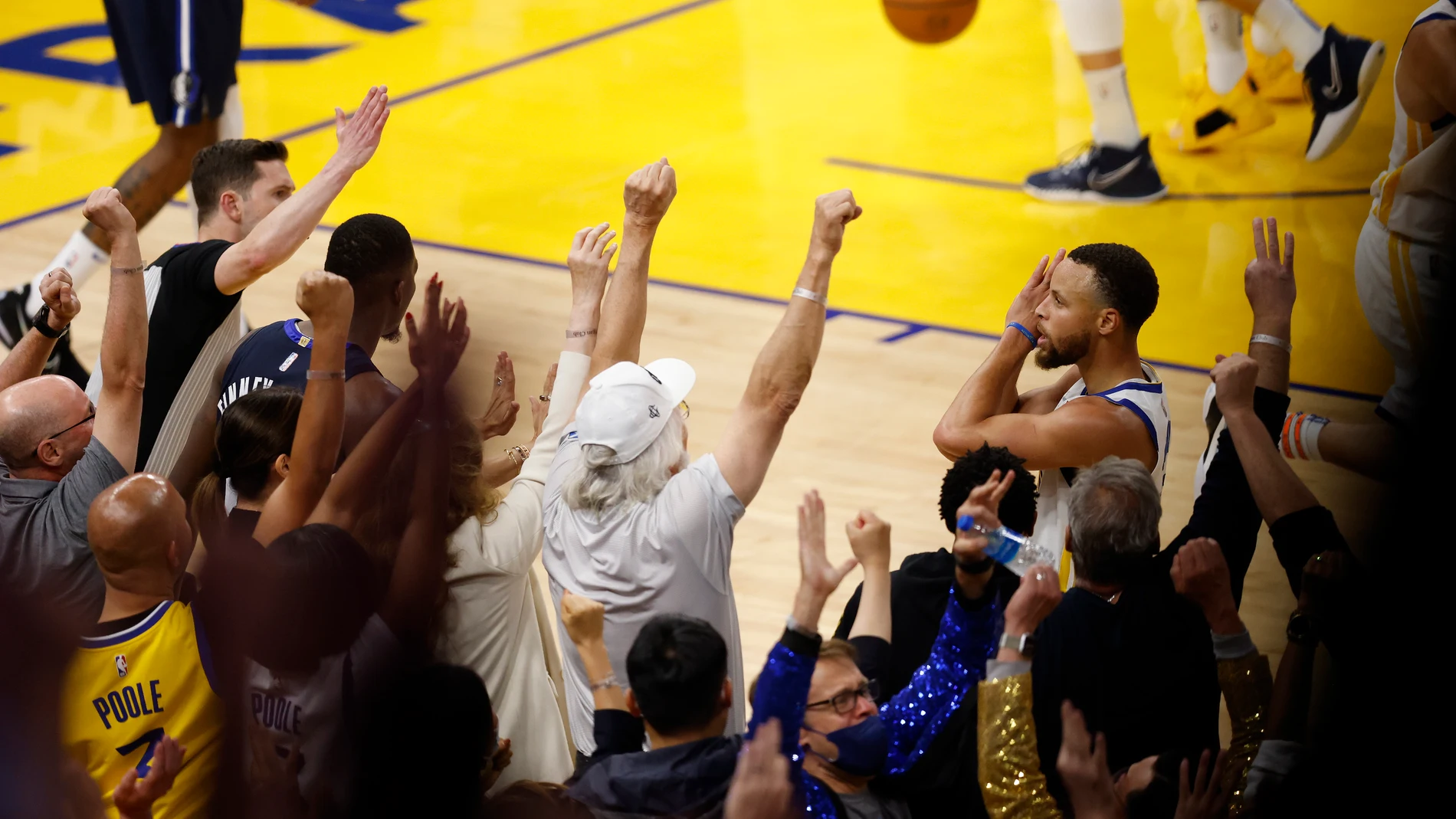 Curry anota uno de los seis triples que logró en el segundo partido ante los Mavericks