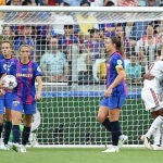 Las jugadoras del Lyon celebran uno de sus tres goles ante las barcelonistas, desoladas