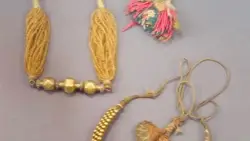 Arriba: India, Rajasthan/Gujarat, primera mitad del S.XX. Collar "Timania" ofrecido a la novia como símbolo de fortuna. Fabricado en oro, cuentas de vidrio llamadas "DE SEMILLA", seda.Abajo: India. Kelala. Finales del S.XIX. El collar forma parte de la dote Stridhana. Fabricado en oro, núcleo de laca "lac", rubí, algodón y seda.