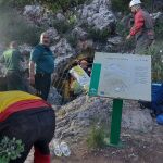El dispositivo de rescate, junto a la entrada de la cueva, al fondo