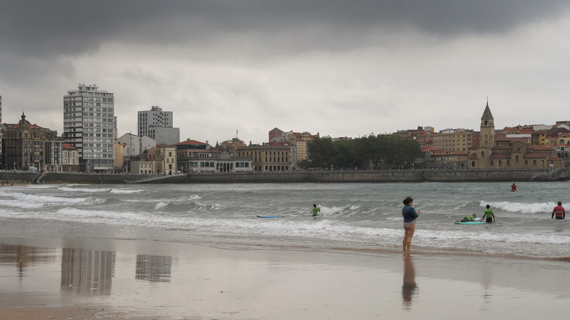 Vistas de la playa de San Lorenzo en Gijón, este domingo
