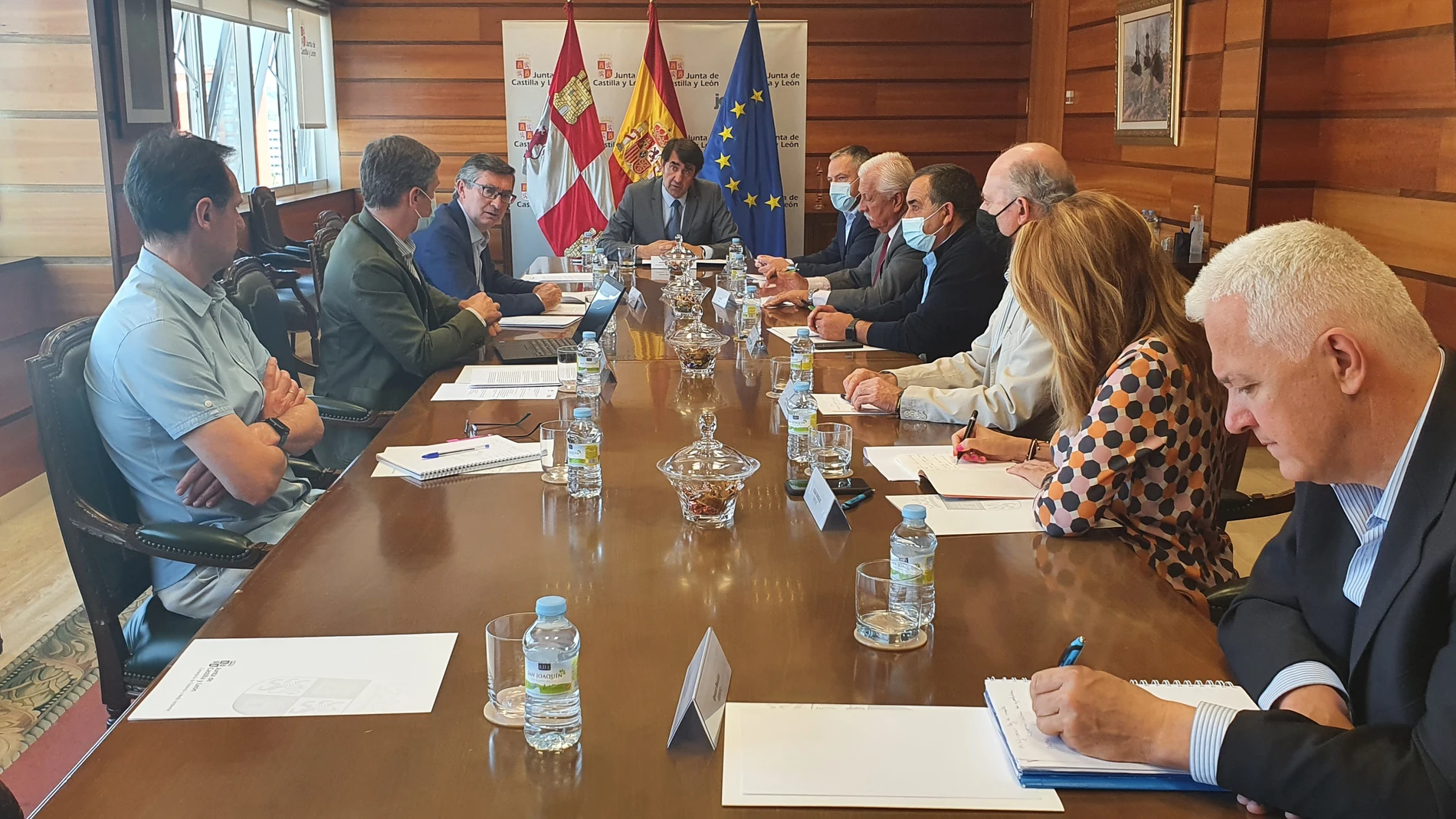 Suárez-Quiñones durante la reunión con empresas del sector de la madera en la Comunidad