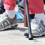 El Rey Don Juan Carlos luce unas originales zapatillas durante la entrega de premios en la clausura de la 3ª Regata del IV Circuito Copa de España 2022