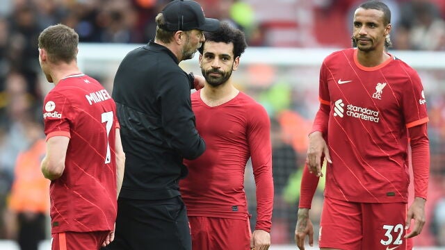 Jürgen Klopp abraza a Mohamed Salah al final del partido ante el Wolverhampton, en el que el Liverpool ganó pero perdió la Premier League