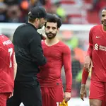 Jürgen Klopp abraza a Mohamed Salah al final del partido ante el Wolverhampton, en el que el Liverpool ganó pero perdió la Premier League