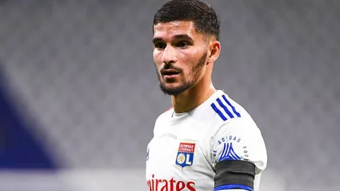 Houssem Aouar con el Olympique de Lyon.
