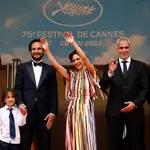El director iraní Ali Abbasi (tercero por la izda.), junto a su familia y equipo, en la presentación de "Holy Spider" en Cannes