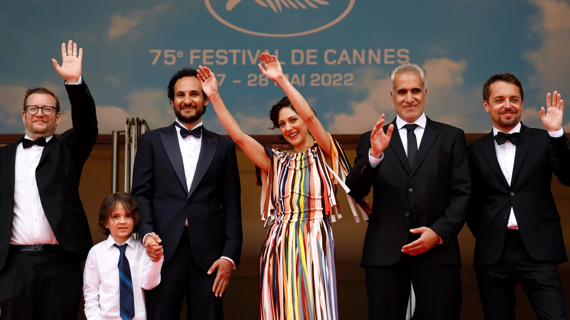El director iraní Ali Abbasi (tercero por la izda.), junto a su familia y equipo, en la presentación de "Holy Spider" en Cannes