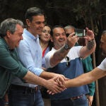 El presidente del Gobierno, Pedro Sánchez, y el secretario general del PSOE andaluz, Juan Espadas, este domingo en Granada
