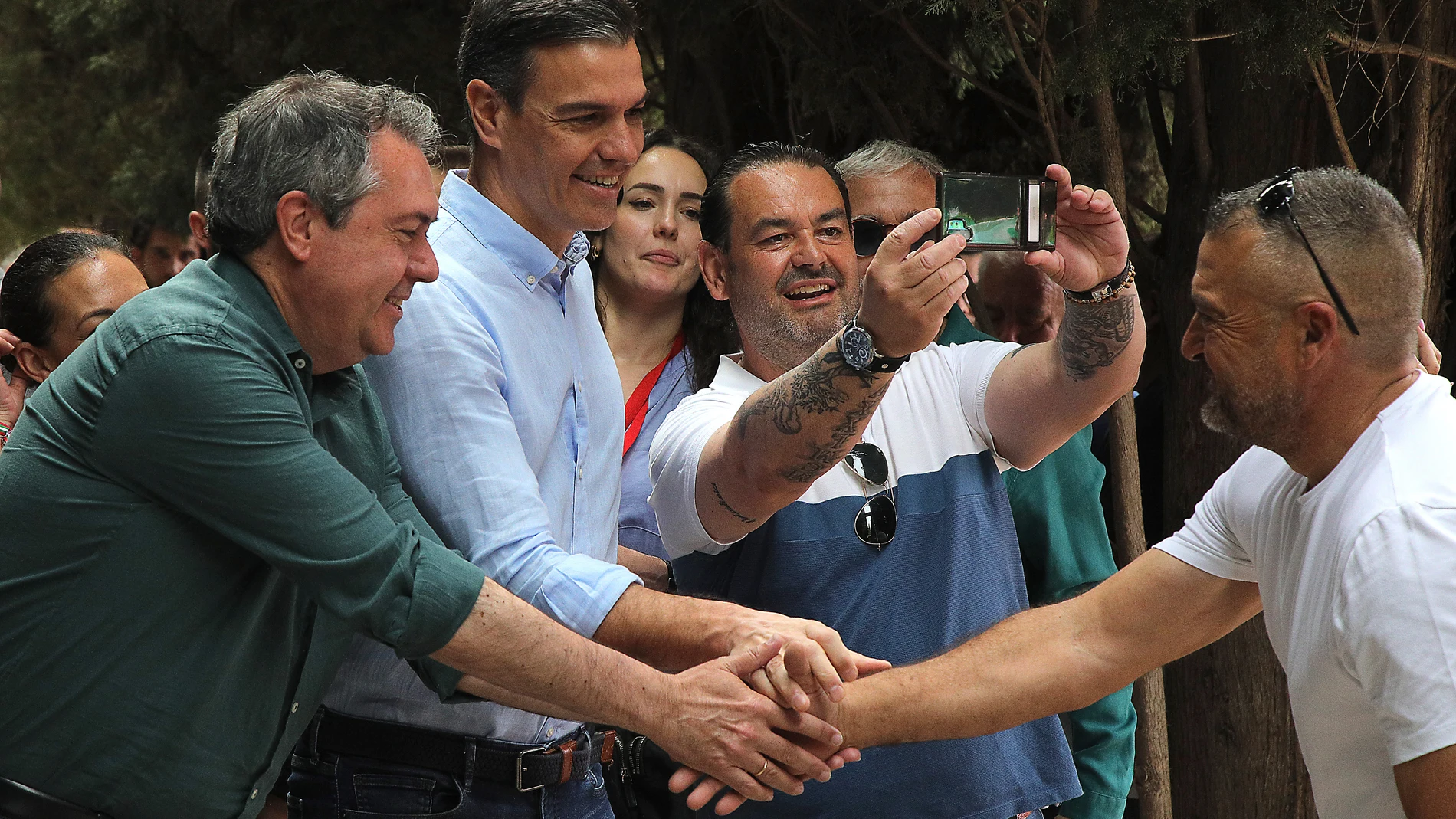 El presidente del Gobierno, Pedro Sánchez, y el secretario general del PSOE andaluz, Juan Espadas, este domingo en Granada