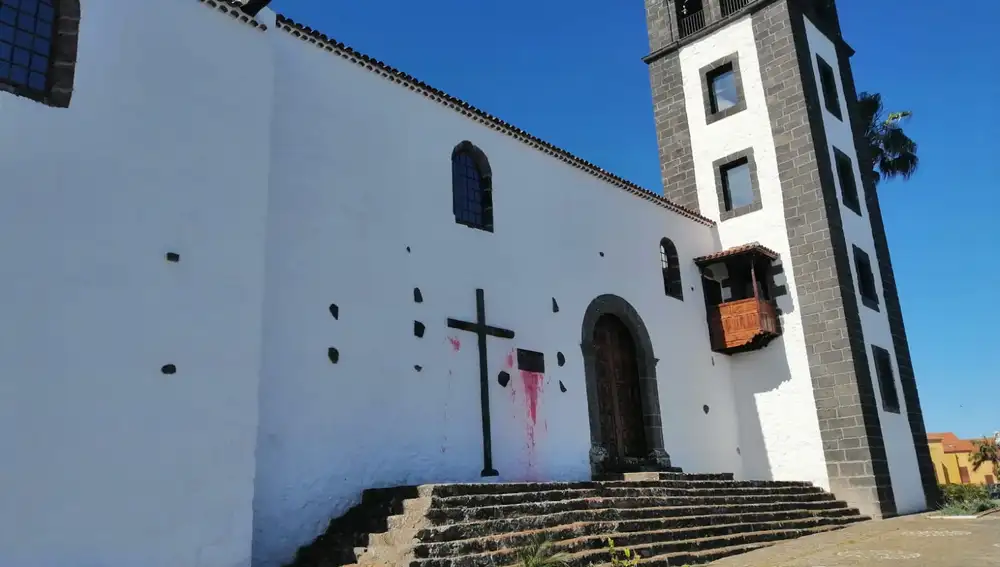 La fachada afectada por la pintura en la iglesia de Santa Catalina en Tacoronte (Tenerife)